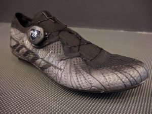Že by víceúčelové modely – přijet na bicyklu třeba na ples v opeře a tam v téhle „společenské obuvi“ zastepovat?